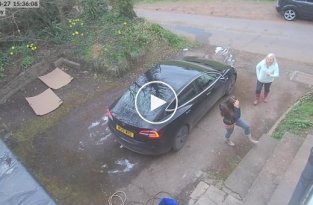 В Англии женщина, мывшая машину, провалилась под землю