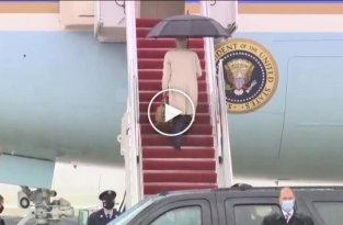 Президент США Джо Байден снова споткнулся, когда поднимался по трапу на самолет