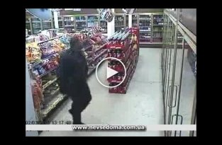 Полицейский танцует в супермаркете, он думал, что его не снимают