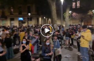 В Испании люди массово празднуют снятие карантинных ограничений - пришлось вмешиваться полиции