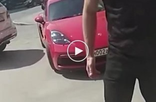 В Екатеринбурге конфликт между водителем Porsche и пешеходом перерос в перестрелку