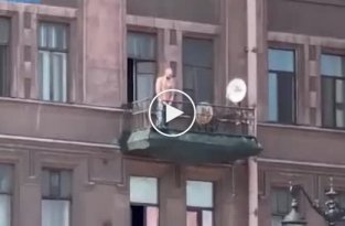 В Питере мужчина решил омыть золотым дождем прохожих с балкона