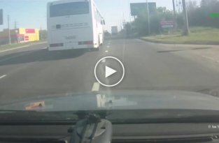Водитель автобуса решил вырулить на встречку, чтобы избежать столкновения