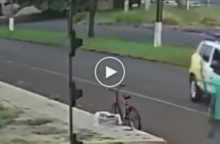 Попытался украсть велосипед прямо у полицейских под носом