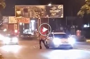 Пьяный мужчина перепутал полицейскую машину с такси и попробовал в нее сесть (мат)