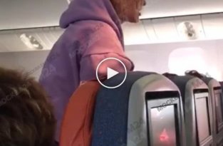 В самолете девушка не выдержала из-за того, что ребенок пинал спинку ее кресла