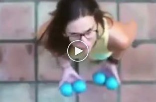 Жонглирование шарами. Интересный ракурс
