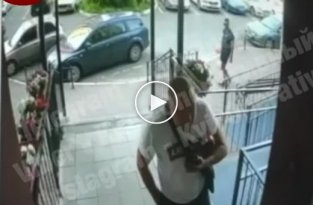 В Киеве мужчина побил подростка в подъезде за его внешность