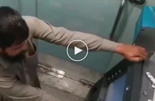 Борьба мужчины со «съевшим» карту банкоматом