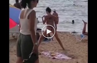 Странные упражнения на пляже в исполнении девушки