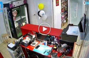 Грабители унесли телефон из магазина в Кудрово, но владелец не хочет писать заявление. Так найдут!