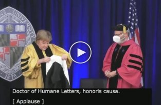 Ангела Меркель запуталась в костюме на вручении докторской степени в Университете Джонса Хопкинса