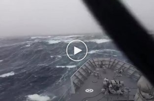 Красивые кадры. Проход корабля через огромные волны в шторм