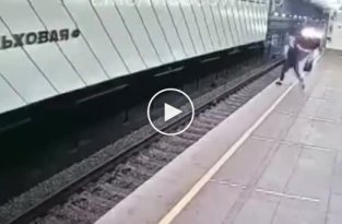 В Москве подросток прыгнул под приближающийся поезд метро и остался цел