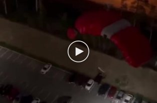 В Екатеринбурге парашютист прыгнул с крыши многоэтажки и врезался в машину (мат)