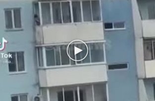 Пьяная женщина оказалась закрытой на балконе, захотела перелезть (мат)