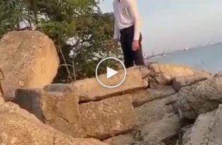 На женском пляже в Дагестане девушки заметили парня, который пришел на них поглазеть