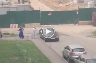 В Подмосковье цыганка отомстила мужу за измену, разбив его авто лопатой
