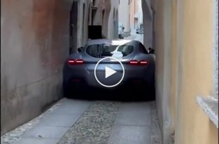 Водитель дорогой Ferrari застрял в переулке
