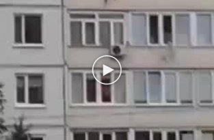 В Когалыме мужчину сбросили с балкона многоэтажки