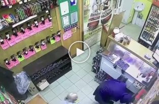 Сотрудница иркутского кафе против грабителя с ножом