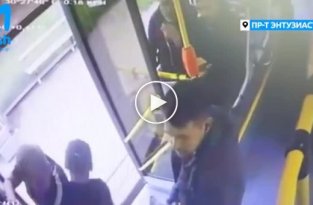 Четыре безбилетника подрались с кондуктором автобуса в Петербурге