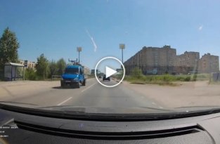 Водитель из Смоленска чуть не сбил девушку на «зебре» и вдобавок обматерил её (мат)