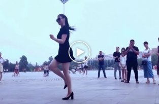 Китаянка красиво танцует под казахскую песню