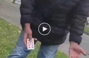 Эффектные фокусы с картами и кубиком в исполнении пожилого мужчины