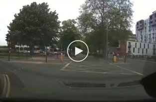 Неудачная попытка подставить автовладельца мужчина бросился на стоящую машину