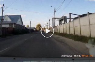 В Брянске водитель кроссовера зацепил обочину и влетел во встречный автомобиль