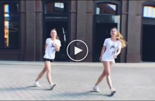 Девушки ритмично танцуют ногами