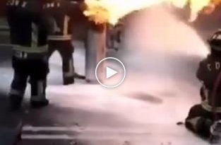 Пожарные выносят горящий газовый баллон