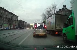 На пешеходном переходе в Новосибирске автомобиль сбил маму с дочкой