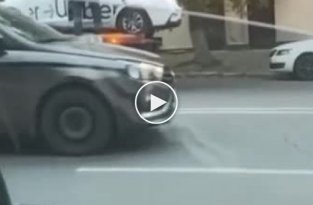 В Ростове-на-Дону пьяный таксист попытался угнать свою машину прямо с эвакуатора (мат)