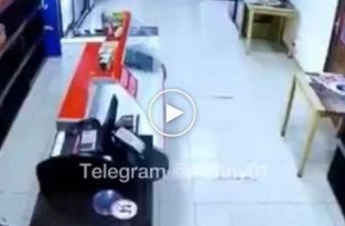 Мужчина напал на продавца с ножом