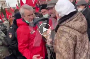 Пенсионерку с антиковидным плакатом задержали на митинге коммунистов на Красной площади