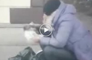 В Полтаве очевидцы заметили женщину, которая поедала голубя