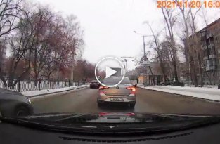 В Екатеринбурге быстрый водитель BMW влетел в столб (мат)