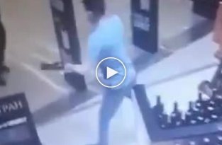 В Шереметьево пьяный мужчина напал на охранника с «розочкой» из бутылки
