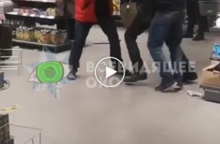 В украинском супермаркете очередные драки из-за маски