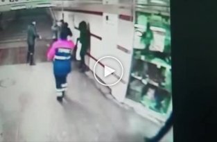 В Москве на станции метро приезжие толпой избили парня