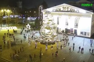 В Мариуполе ветер повалил центральную новогоднюю елку