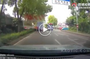 Китайский дедушка выбрал неудачный тротуар для прогулки
