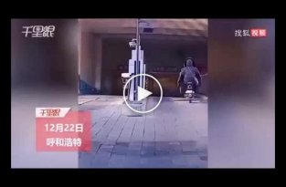 Ворота паркинга забавно лишили китаянку скутера