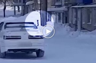 Водитель скорой в Амурске спас ребёнка, который бегал голым по снегу в -30