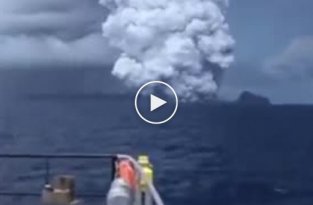 Эффектные кадры извержения подводного вулкана