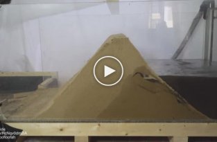 Самодельная дамба из песка