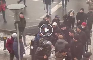В Алматы протестующие отобрали автомат у силовика