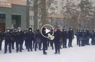 Полицейские в казахстанском Актобе заявили, что они с народом и не поднимут руку на народ